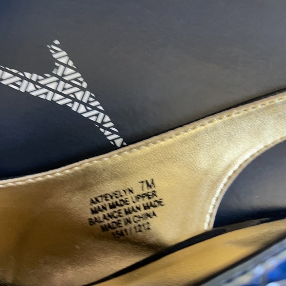 Gorgeous Anne Klein Ladies Heels…Navy Blue Patent w/ gold accent .. - Picture 6 of 9